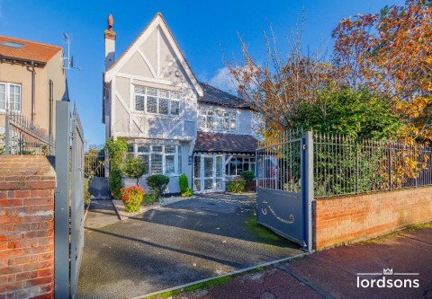 View Full Details for Victoria Avenue, Southend- on- sea